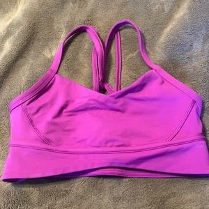 Lulu lemon sports bra, never worn, size 6 but fits like a size 2 (runs small)